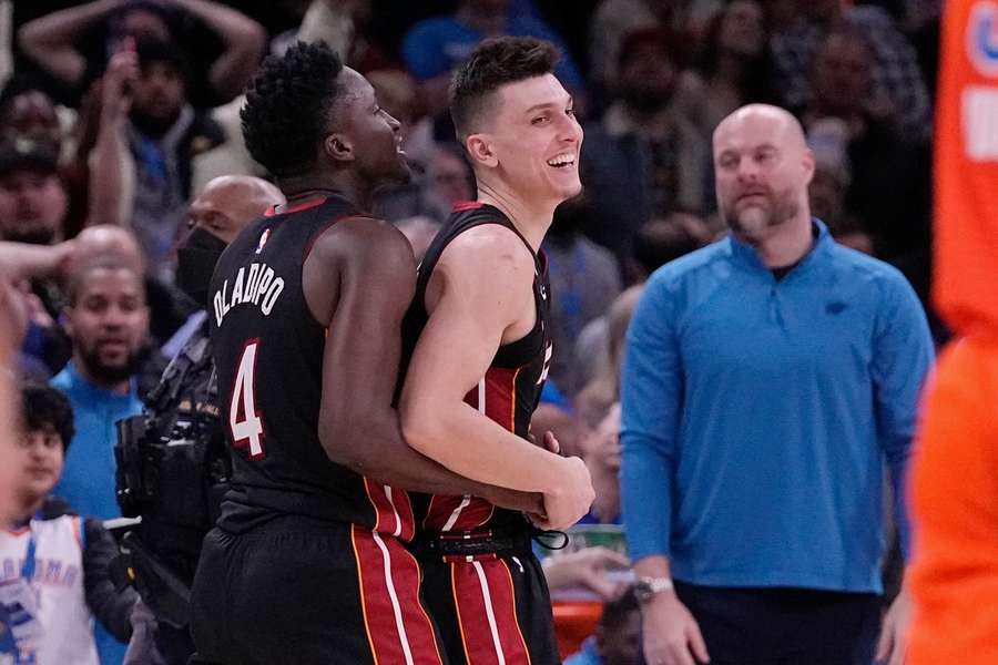 NBA Round-Up: Herro überragt in Miami, Shootout in Denver, Curry verletzt vom Court