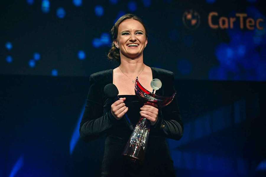 Barbora Krejčíková s trofejí pro vítězku ankety Zlatý kanár.