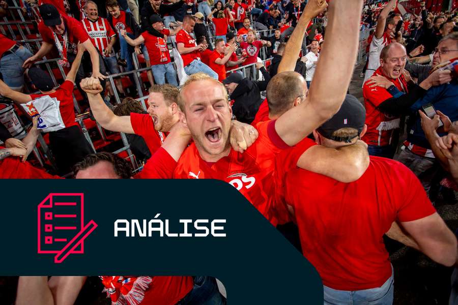 Os adeptos do PSV festejam a conquista da liderança do campeonato após a vitória contra o Heracles