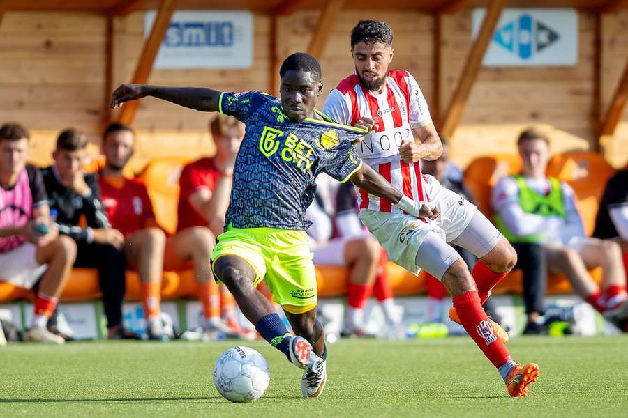 FC Volendam-speler Yannick Leliendal en Top Oss-speler Karim Loukili