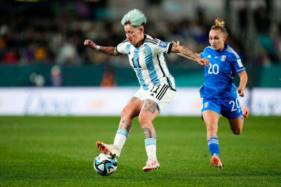 Yamila Rodriguez tem uma tatuagem de Ronaldo na canela