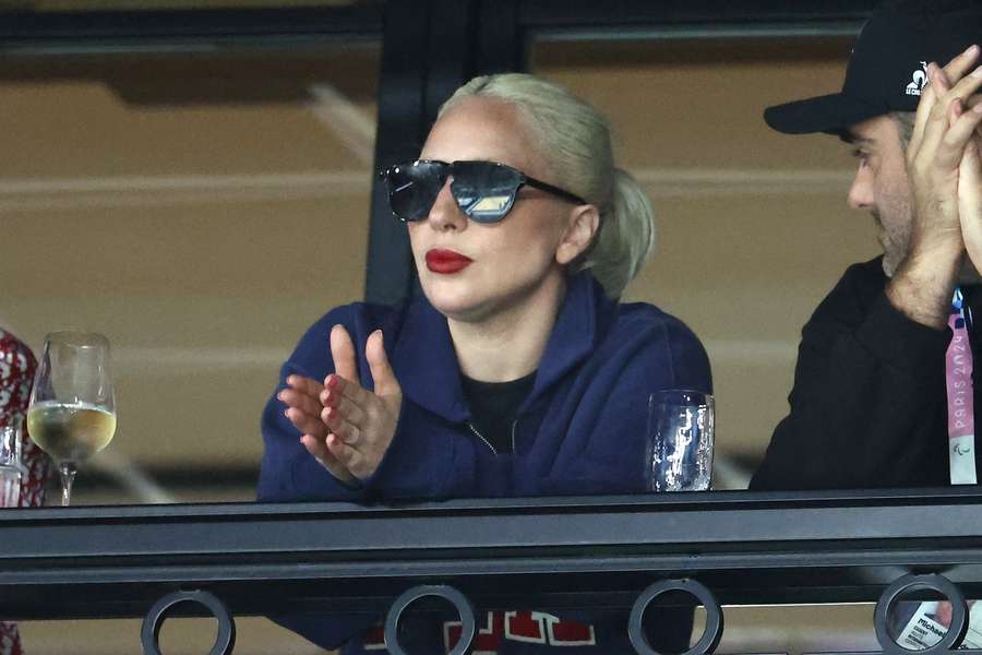 Lady Gaga kijkt toe bij het turnen