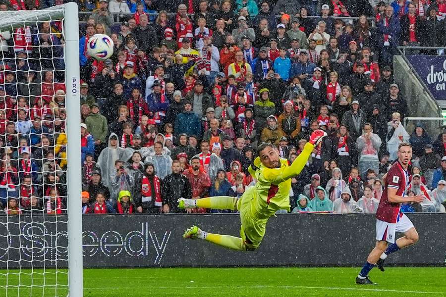 Donnarumma no pudo hacer nada ante la brillante Noruega 