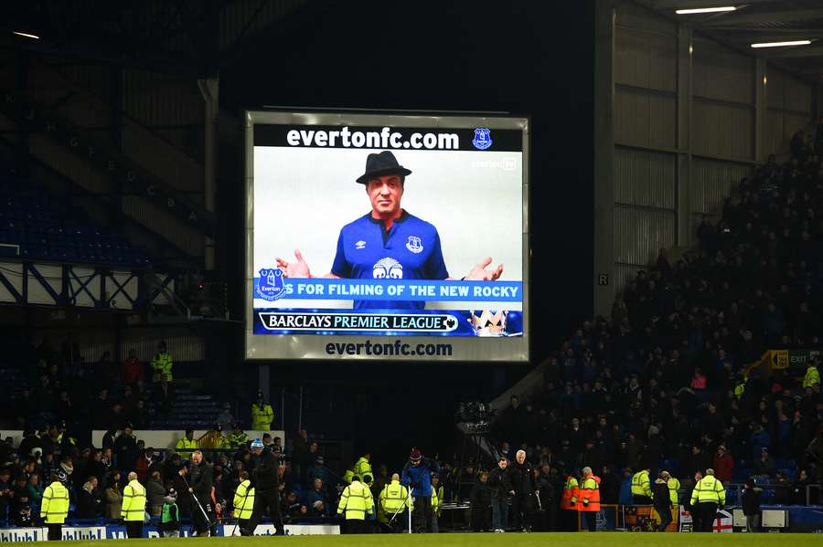 Sly durante mensagem aos torcedores do Everton no antigo Goodison Park Sly durante mensagem aos torcedores do Everton no antigo Goodison Park