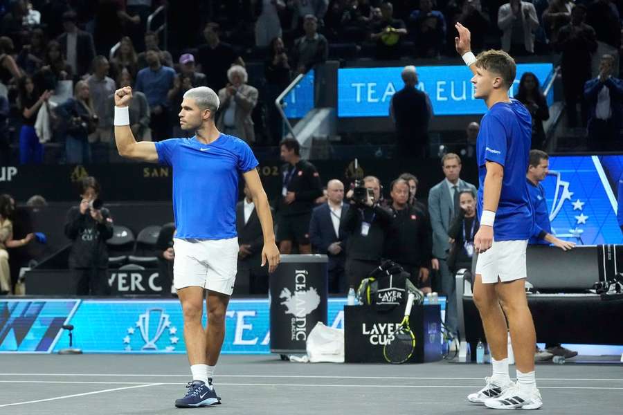 Carlos Alcaraz (L) and Jakub Mensik celebrate