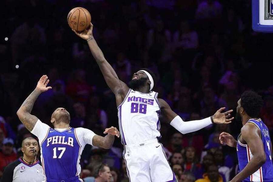 Neemias Queta em ação contra os Sixers