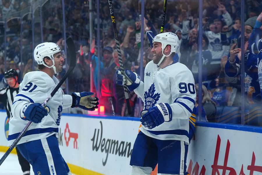 John Tavares e Ryan O'Reilly celebrano uno dei gol dei Toronto Maple Leafs