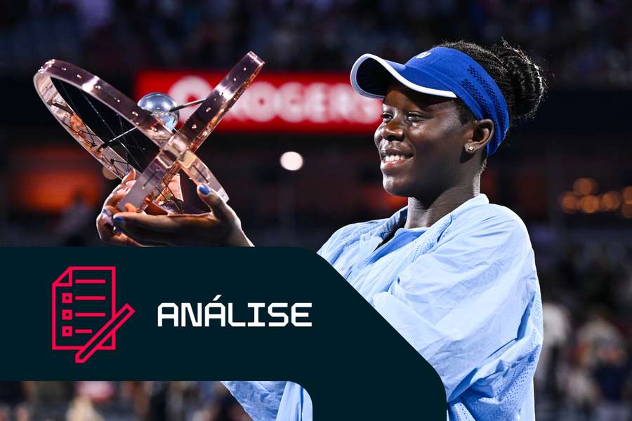 Mboko festeja com o seu troféu em Montreal