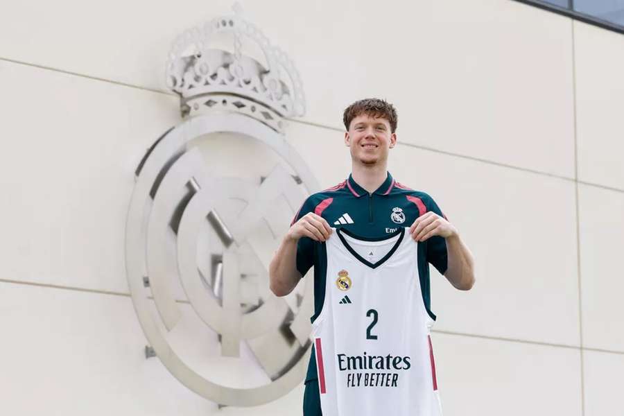 Max Shulga posa con la camiseta del Real Madrid Max Shulga posa con la camiseta del Real Madrid