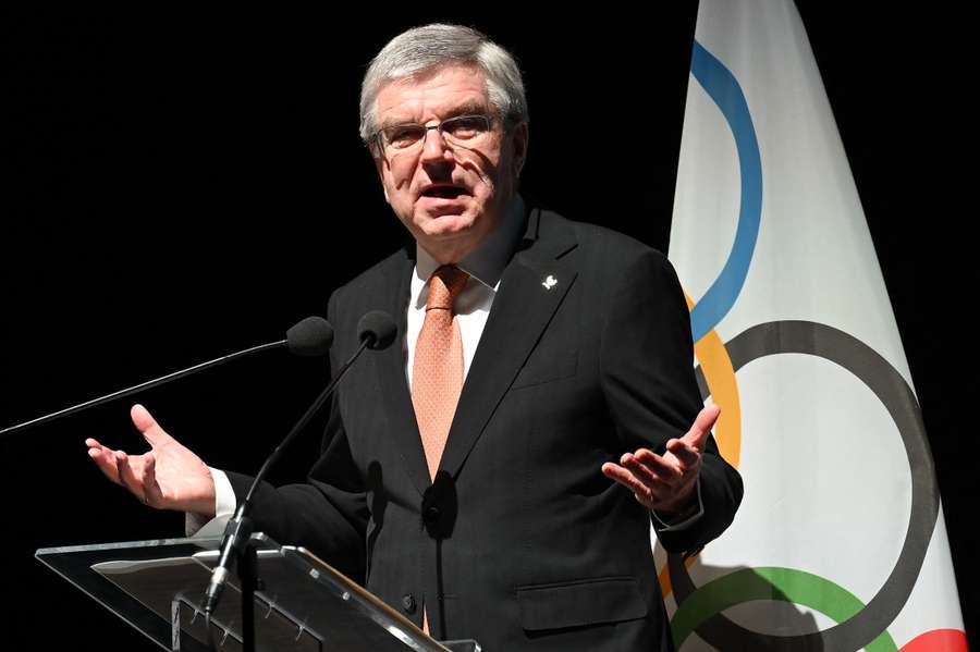 Prezydent MKOl Thomas Bach podczas uroczystości przed rozpoczęciem igrzysk olimpijskich w Mediolanie-Cortinie