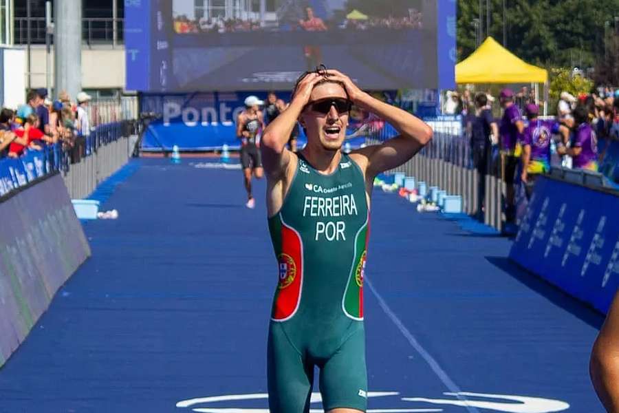 Dinis Ferreira conquistou a medlaha de prata nos Mundiais de Atletismo Dinis Ferreira conquistou a medlaha de prata nos Mundiais de Atletismo