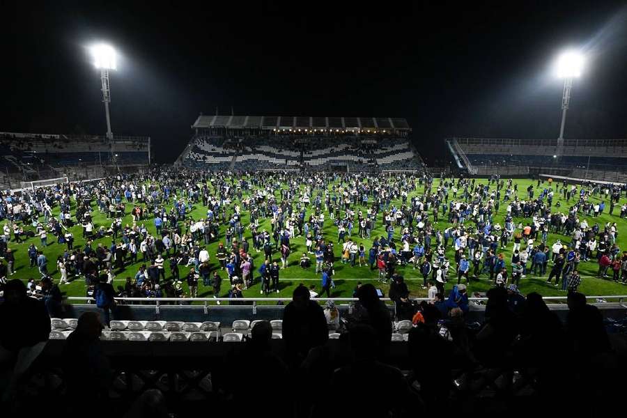 Le match a été arrêté cette nuit entre Gimnasia et Boca.