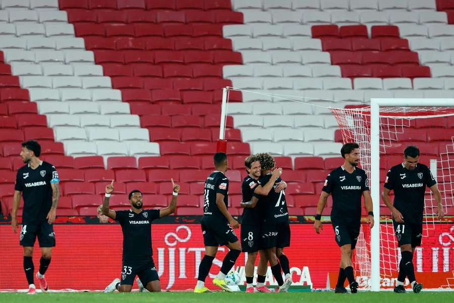 Andre Clovis festeja o segundo golo da sua equipa durante o jogo da Liga Portuguesa entre o SL Benfica e o Académico de Viseu FC, no Estádio da Luz Andre Clovis festeja o segundo golo da sua equipa durante o jogo da Liga Portuguesa entre o SL Benfica e o Académico de Viseu FC, no Estádio da Luz