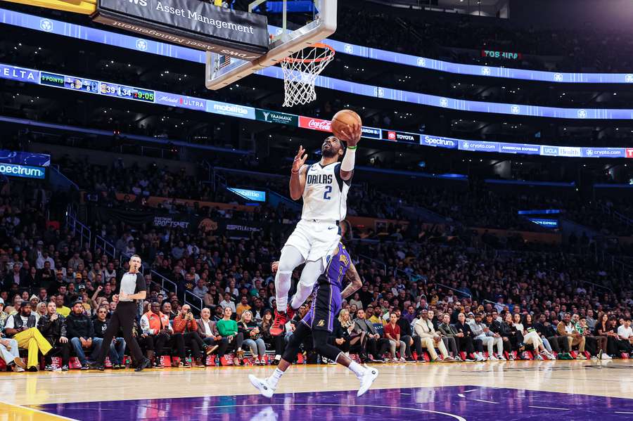 Kyrie Irving podepíše s Dallasem smlouvu na tři roky.