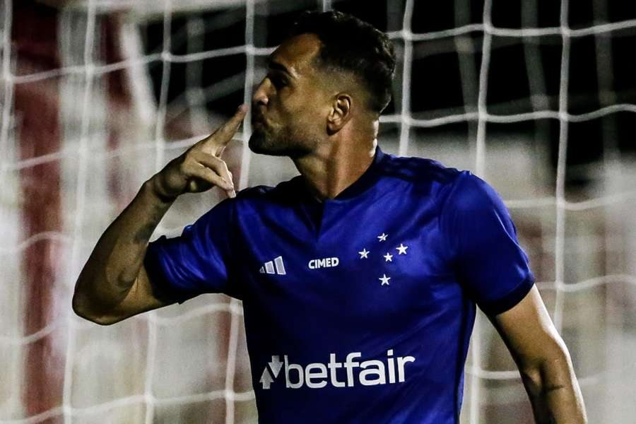 Gilberto fez hat-trick na vitória do Cruzeiro sobre o Villa Nova