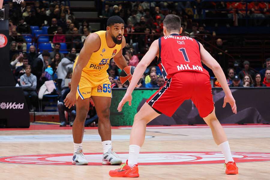 David Dejulius bota el balón durante un partido de Euroliga con el Maccabi