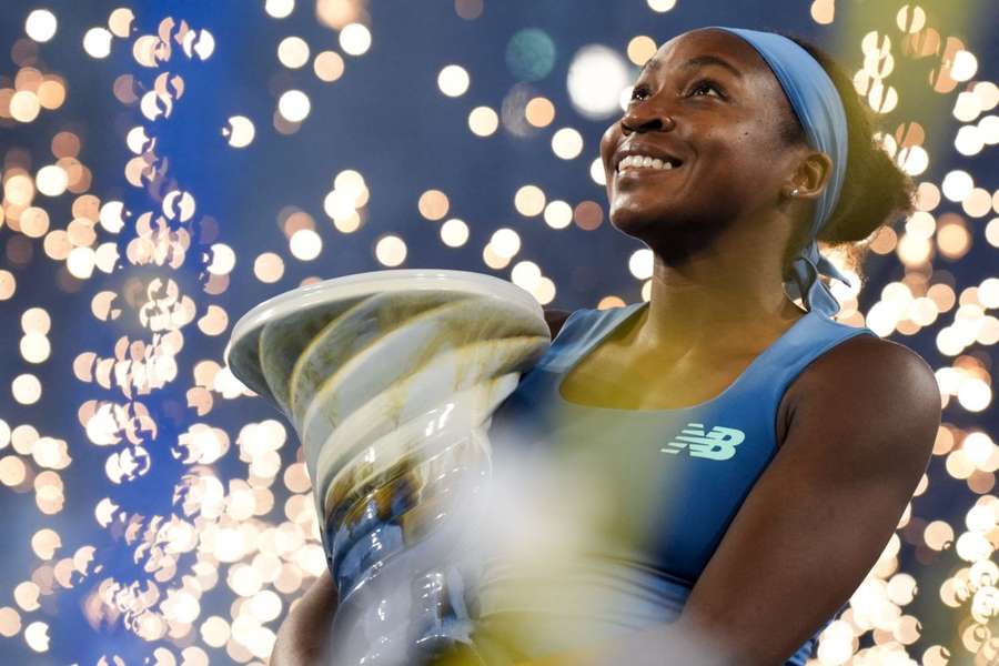 Gauff mit der Trophäe Gauff mit der Trophäe