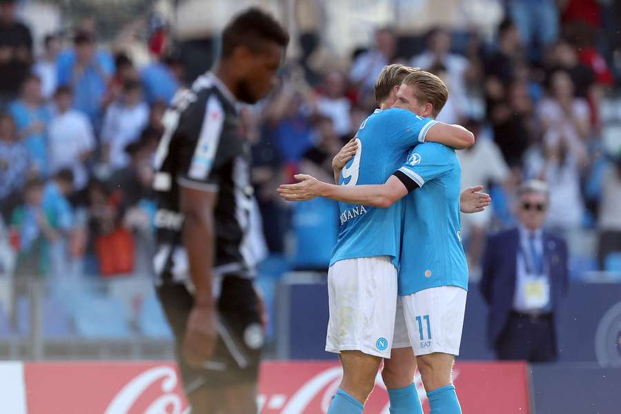Hojlund festeggia con De Bruyne Hojlund festeggia con De Bruyne