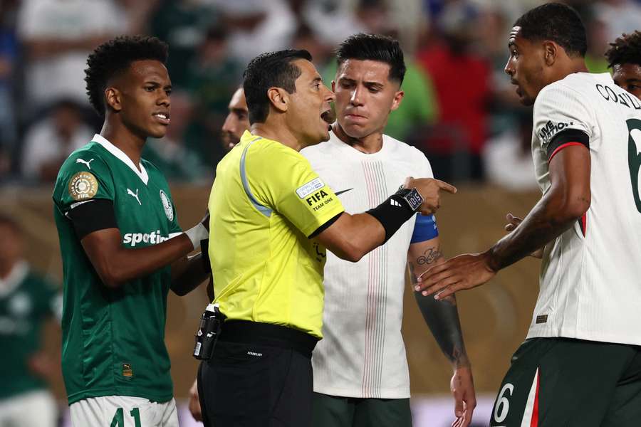 Irańsko-australijski sędzia Alireza Faghani podczas ćwierćfinałowego meczu FIFA Club World Cup 2025 pomiędzy Palmeiras i Chelsea.