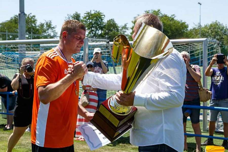 Martin Daňhel na archivním snímku v dresu A týmu Újezdu Praha 4 po triumfu v poháru.
