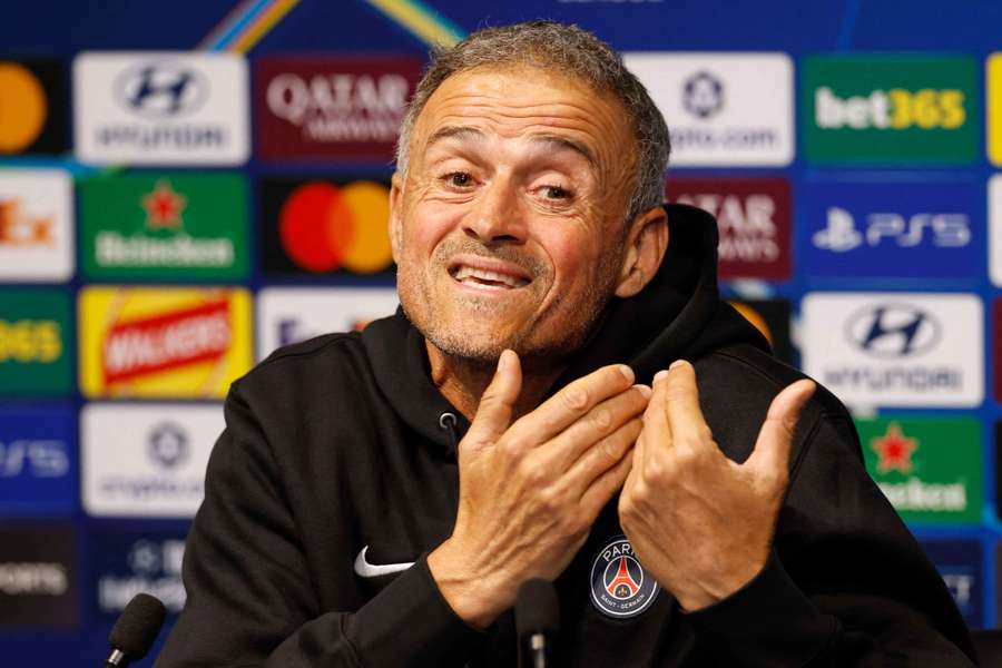 Luis Enrique en conférence de presse. Luis Enrique en conférence de presse.