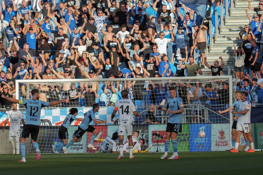 Slovan si na domácom trávniku poradil s Ružomberkom. Slovan si na domácom trávniku poradil s Ružomberkom.