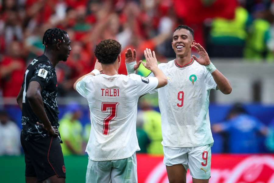 Soufiane Rahimi célèbre son but avec un coéquipier lors du huitième de finale entre le Canada et le Maroc, le 4 juillet 2026 à Houston Soufiane Rahimi célèbre son but avec un coéquipier lors du huitième de finale entre le Canada et le Maroc, le 4 juillet 2026 à Houston