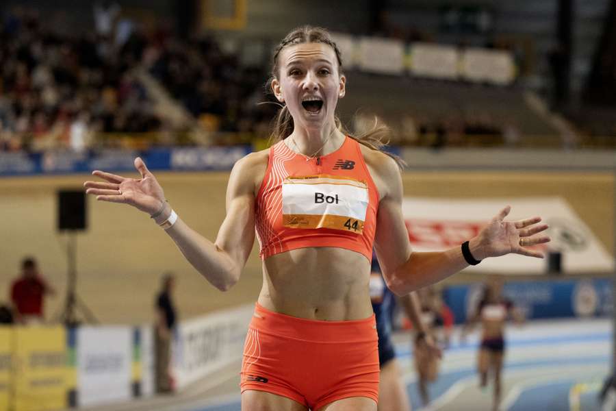 Bol verbetert 41 jaar oud wereldrecord 400 meter indoor met 49,26 Bol verbetert 41 jaar oud wereldrecord 400 meter indoor met 49,26