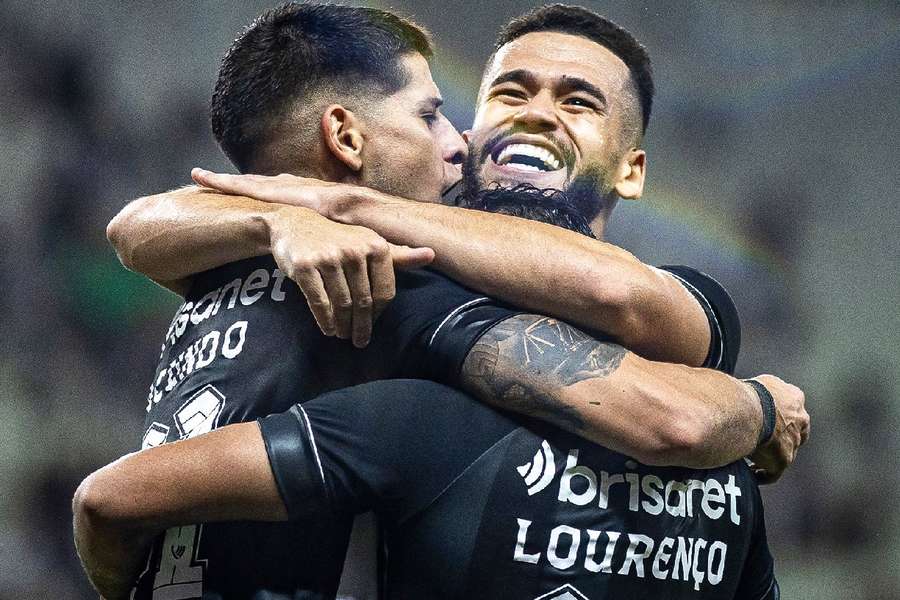 Jogadores do Ceará comemoram gol marcado por Barceló na vitória sobre o Coritiba