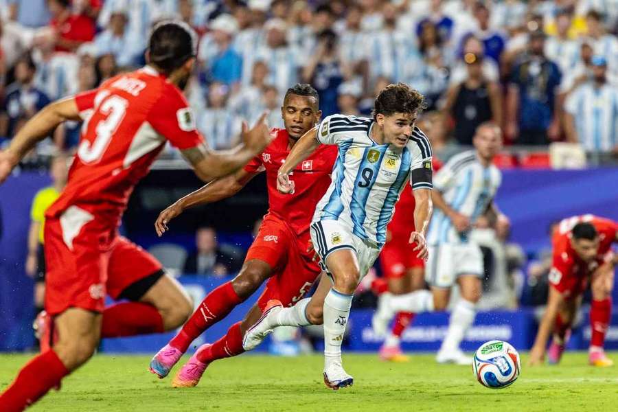 Barcelona podejmuje kolejną próbę pozyskania Juliana Alvareza. Wyznaczono ultimatum Barcelona podejmuje kolejną próbę pozyskania Juliana Alvareza. Wyznaczono ultimatum