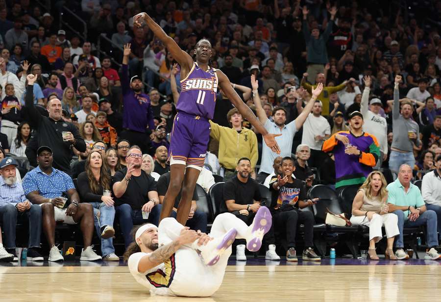 Bol Bol es hijo de Manute Bol, un gigante de la NBA que medía 2,31 metros.