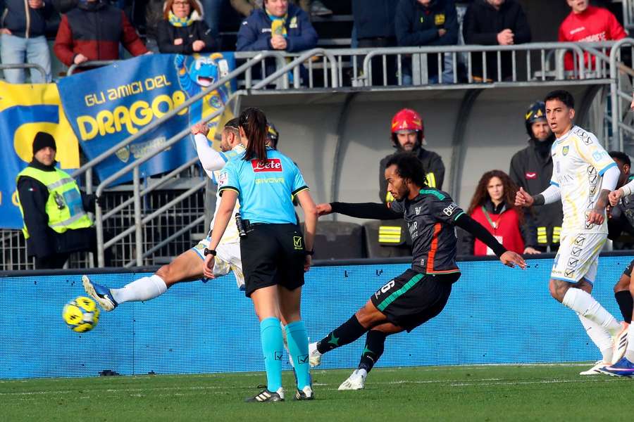 Il momento del gol dell'1-0 di Busio alla Carrarese Il momento del gol dell'1-0 di Busio alla Carrarese