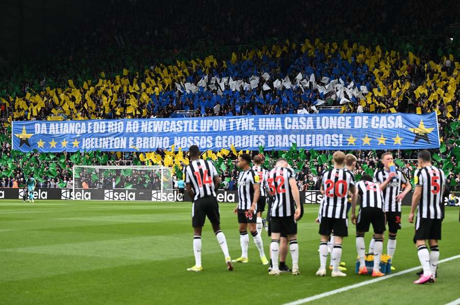 Torcida do Newcastle fez mosaico para homenagear brasileiros Joelinton e Bruno Guimarães
