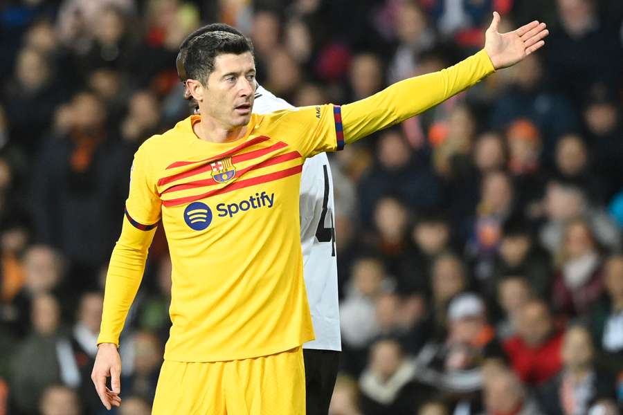 Auch Robert Lewandowski konnte nichts dran ändern: Barca holt in Valencia nur einen Punkt.