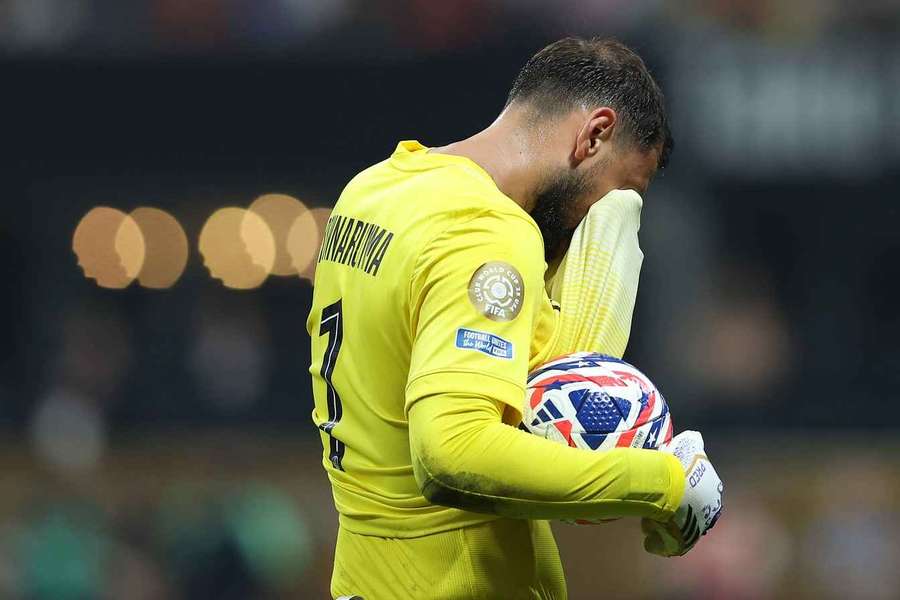 Donnarumma po nešťastném střetu s Jamalem Musialou.