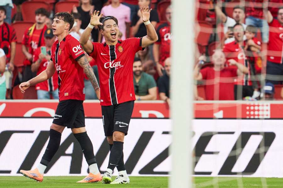 Takuma Asano celebra su gol ante el Alavés
