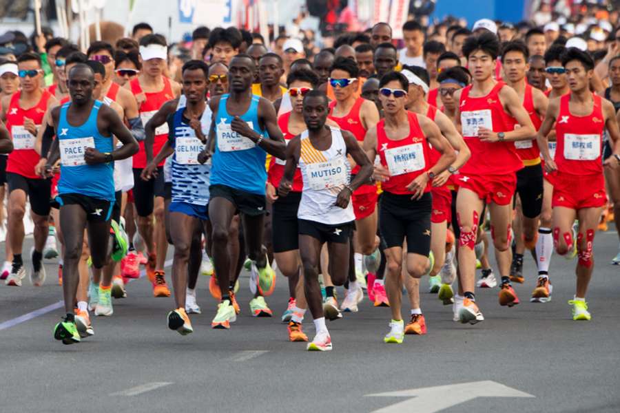 Mutiso se para a esperar a los perseguidores cuando lideraba el maratón de Xiamen