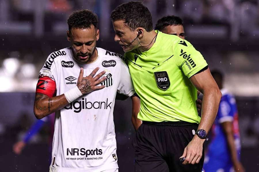 Neymar, suspendat două etape în baza „legii Vinicius” Neymar, suspendat două etape în baza „legii Vinicius”