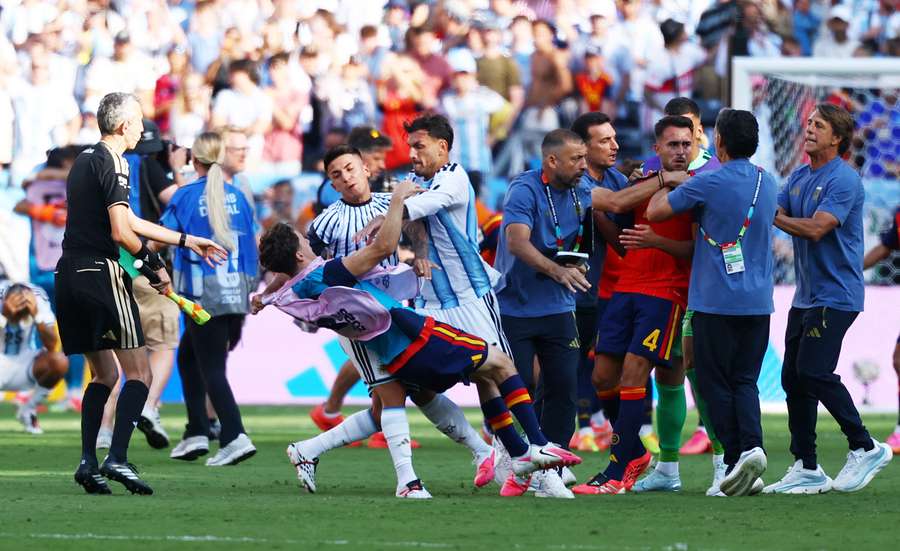 Leandro Paredes assaults Gavi after the final whistle Leandro Paredes assaults Gavi after the final whistle