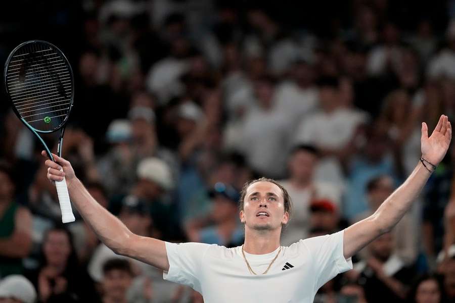 Olympiasieger Alexander Zverev hat eine Blamage bei den Australian Open nur mit größter Mühe und dank starker Nerven abgewendet.