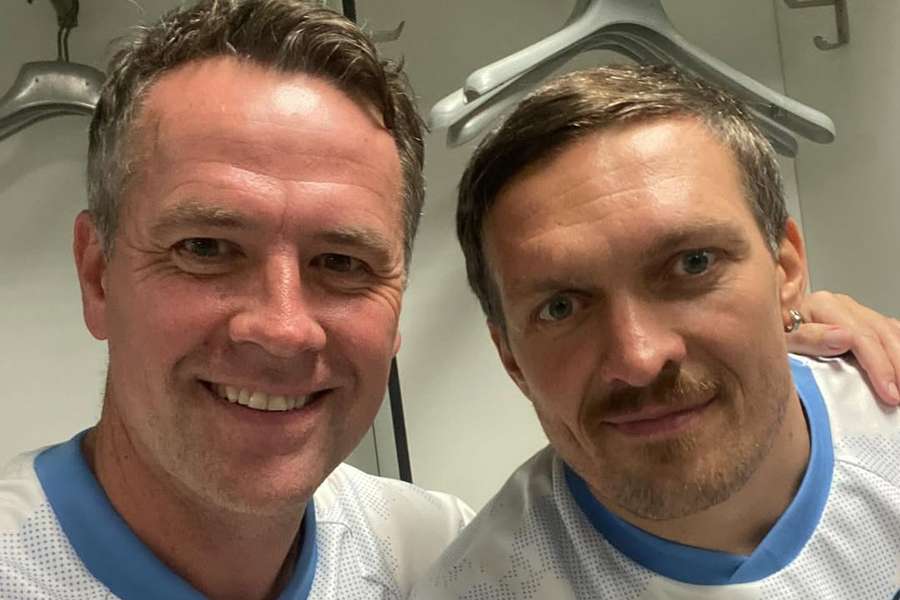 Michael Owen com Usyk em Alvalade