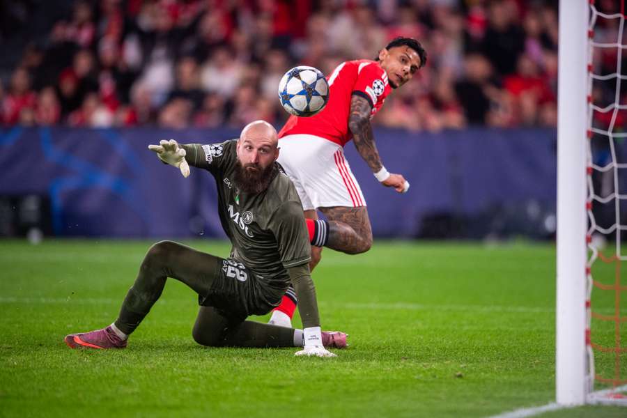 Richard Rios marca golo frente ao Nápoles Richard Rios marca golo frente ao Nápoles