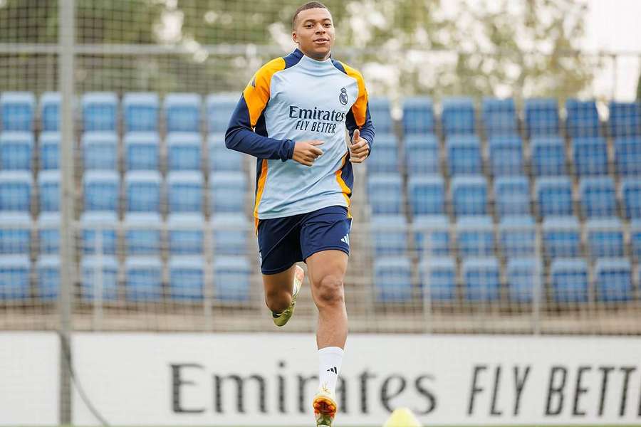 Kylian Mbappé treinando no Ciudad Real Madrid na segunda-feira