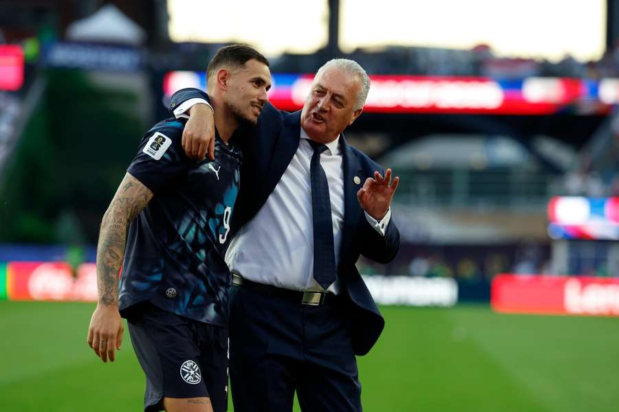 Alfaro with Sanabria, after the missed penalty Alfaro with Sanabria, after the missed penalty