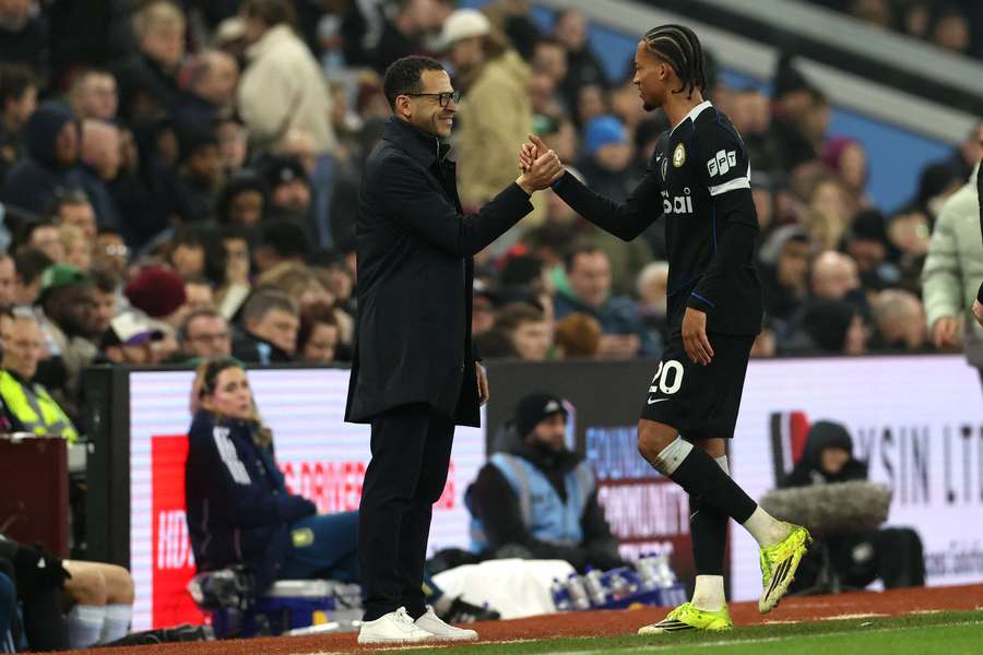 João Pedro recebe os cumprimentos de Rosenior