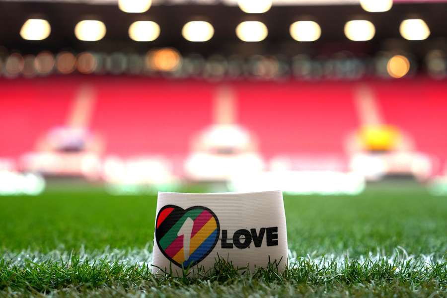 De OneLove-band of in de volksmond regenboogband