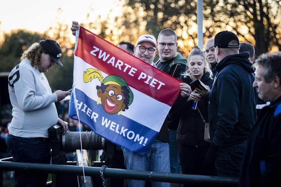 Pro-Zwarte Pietdemonstranten tijdens de intoch in Westzaan op 12 november 2022