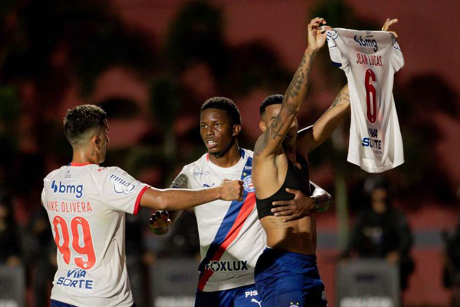 Jean Lucas comemorou seu gol provocando a torcida do Vitória