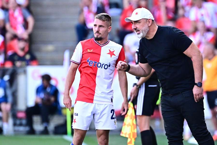 Záložník Michal Sadílek a trenér Jindřich Trpišovský. Záložník Michal Sadílek a trenér Jindřich Trpišovský.