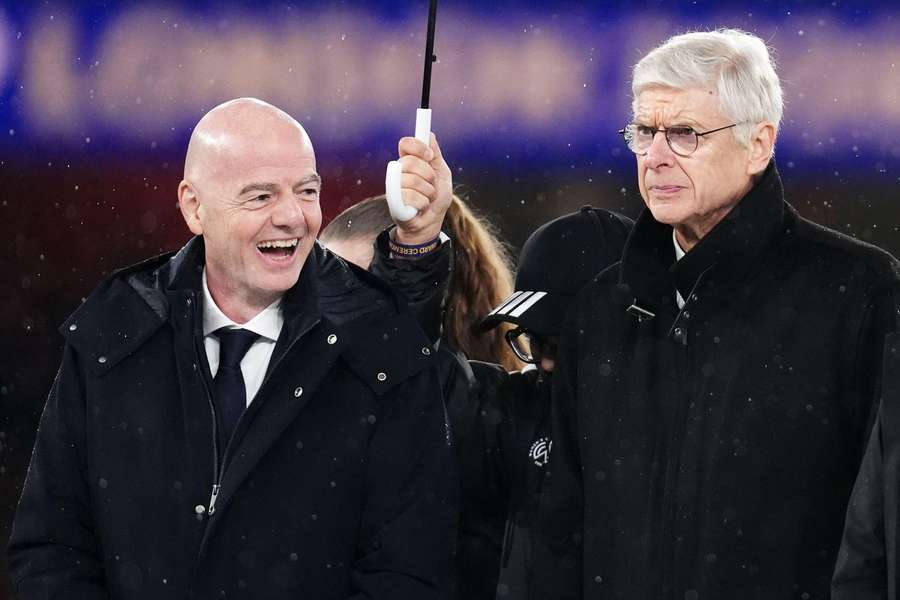 FIFA-Präsident Infantino (l.) und Trainerlegende Arsene Wenger (r.) FIFA-Präsident Infantino (l.) und Trainerlegende Arsene Wenger (r.)